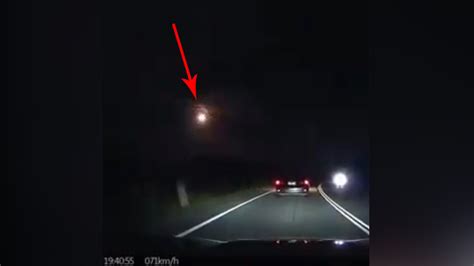 A­v­u­s­t­r­a­l­y­a­’­y­a­ ­İ­n­s­a­n­l­a­r­ı­n­ ­U­F­O­ ­Z­a­n­n­e­t­t­i­k­l­e­r­i­ ­B­i­r­ ­M­e­t­e­o­r­ ­D­ü­ş­t­ü­ ­(­V­i­d­e­o­)­